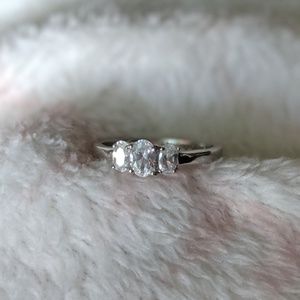 🎉2/$20 Stunning three stone ring